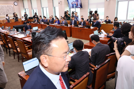 9일 오후 서울 여의도 국회에서 열린 법제사법위원회 전체회의에서 여당 법사위원들이 '윤석열 대통령 탄핵소추안 즉각 발의 요청에 관한 청원' 관련 청문회 실시계획서 채택 안건을 처리하려하자 회의장에서 나가고 있다. [연합뉴스 제공]